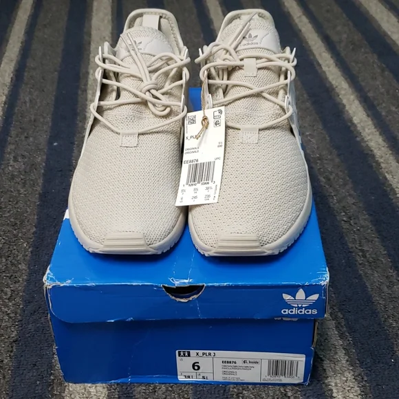 Adidas Unisex Big Kids size 6 - Cream - Picture 1 of 3